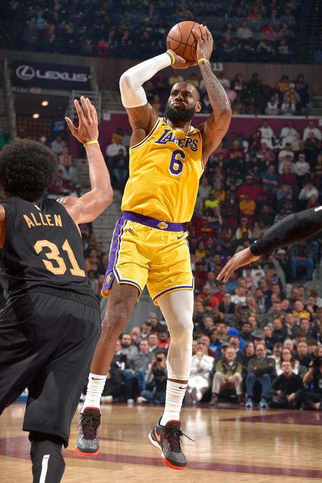 福建队力克魔术，詹姆斯惊艳四座