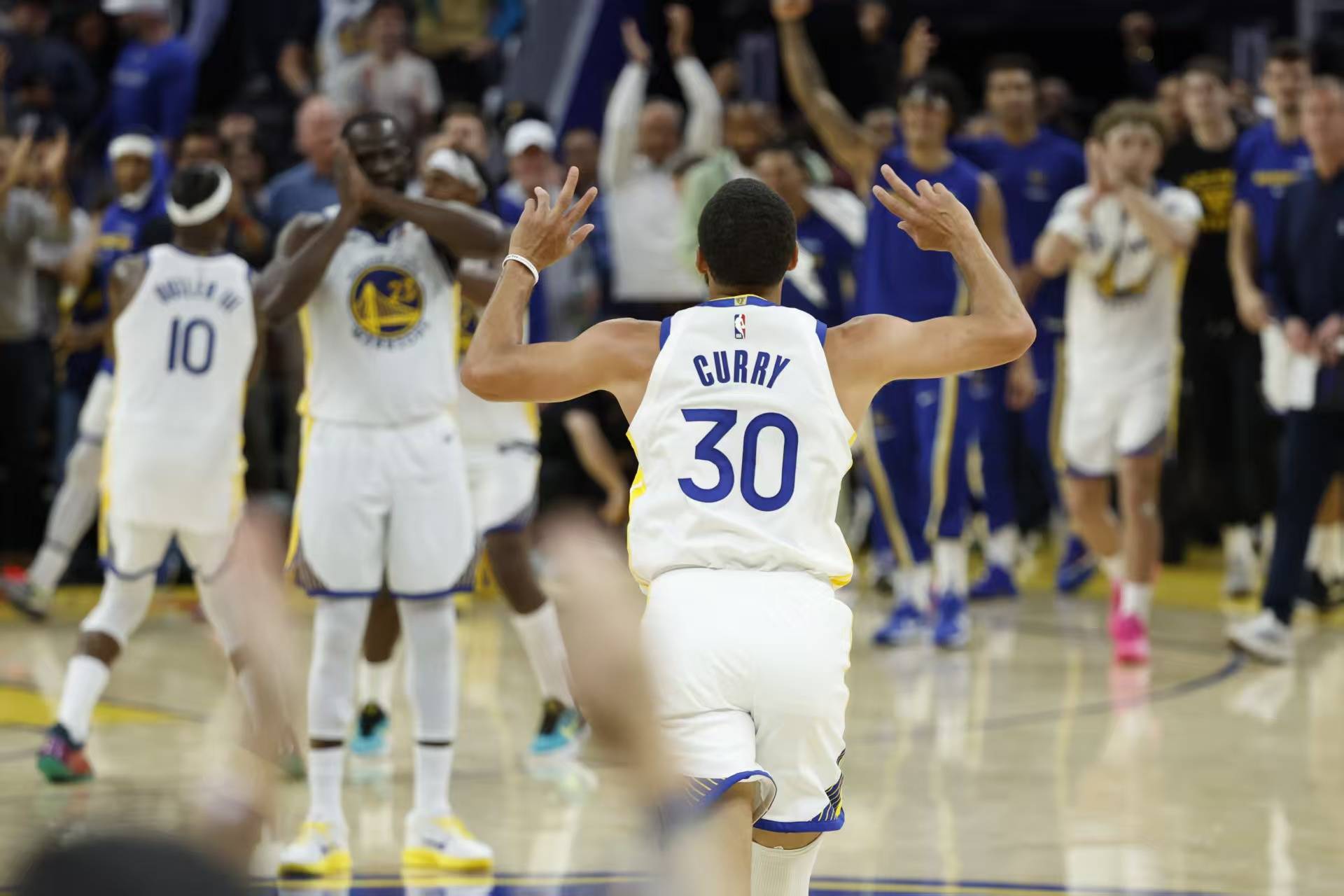 吉林队逆转快船，库里点燃赛场