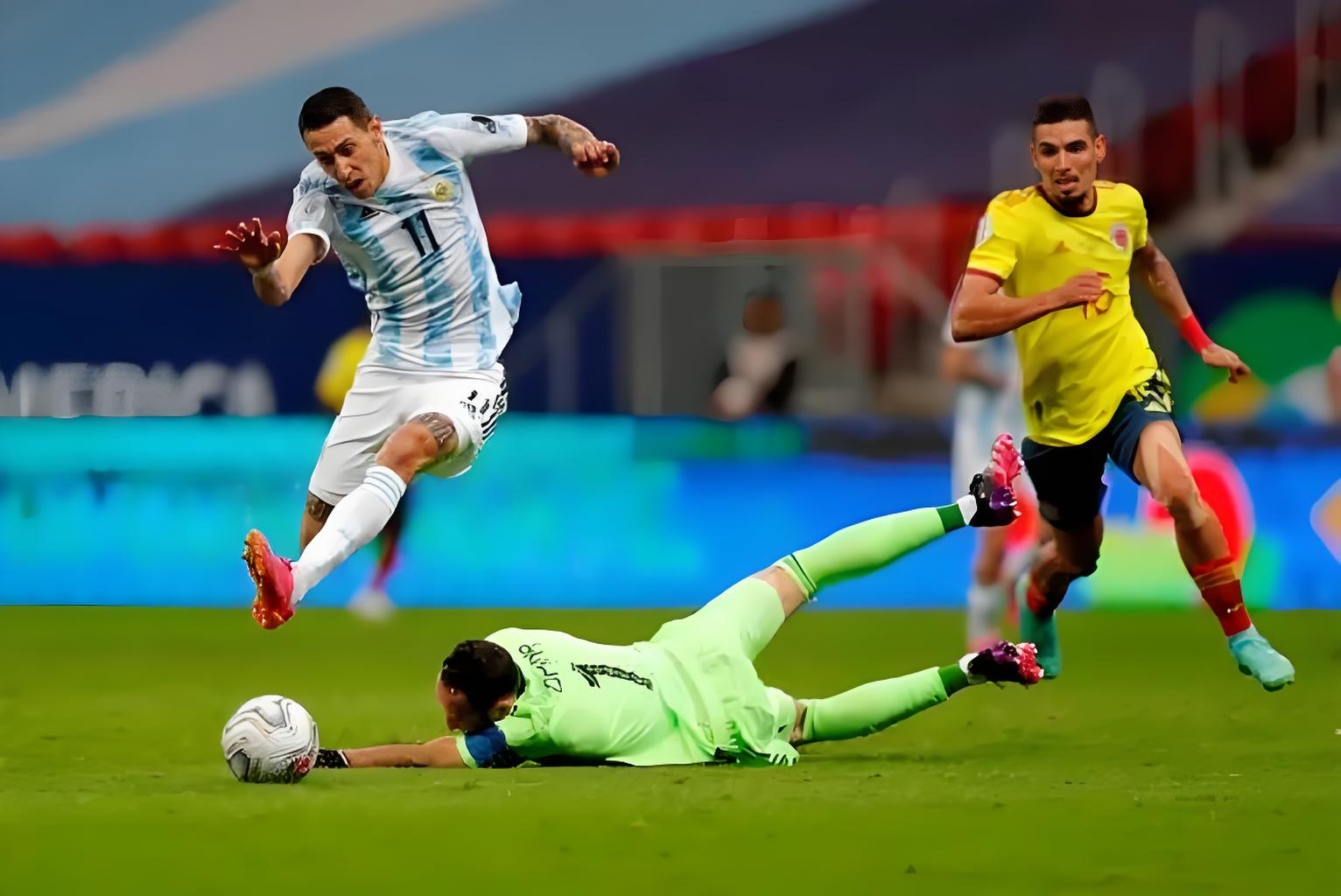 哥伦比亚鏖战塞维利亚，卡塞米罗点燃赛场