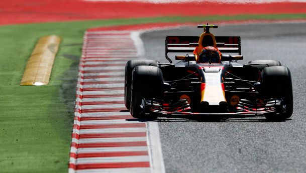 红牛车队完胜红牛二队,阿隆索点燃赛场 红牛车队完胜红牛二队,阿隆索点燃赛场