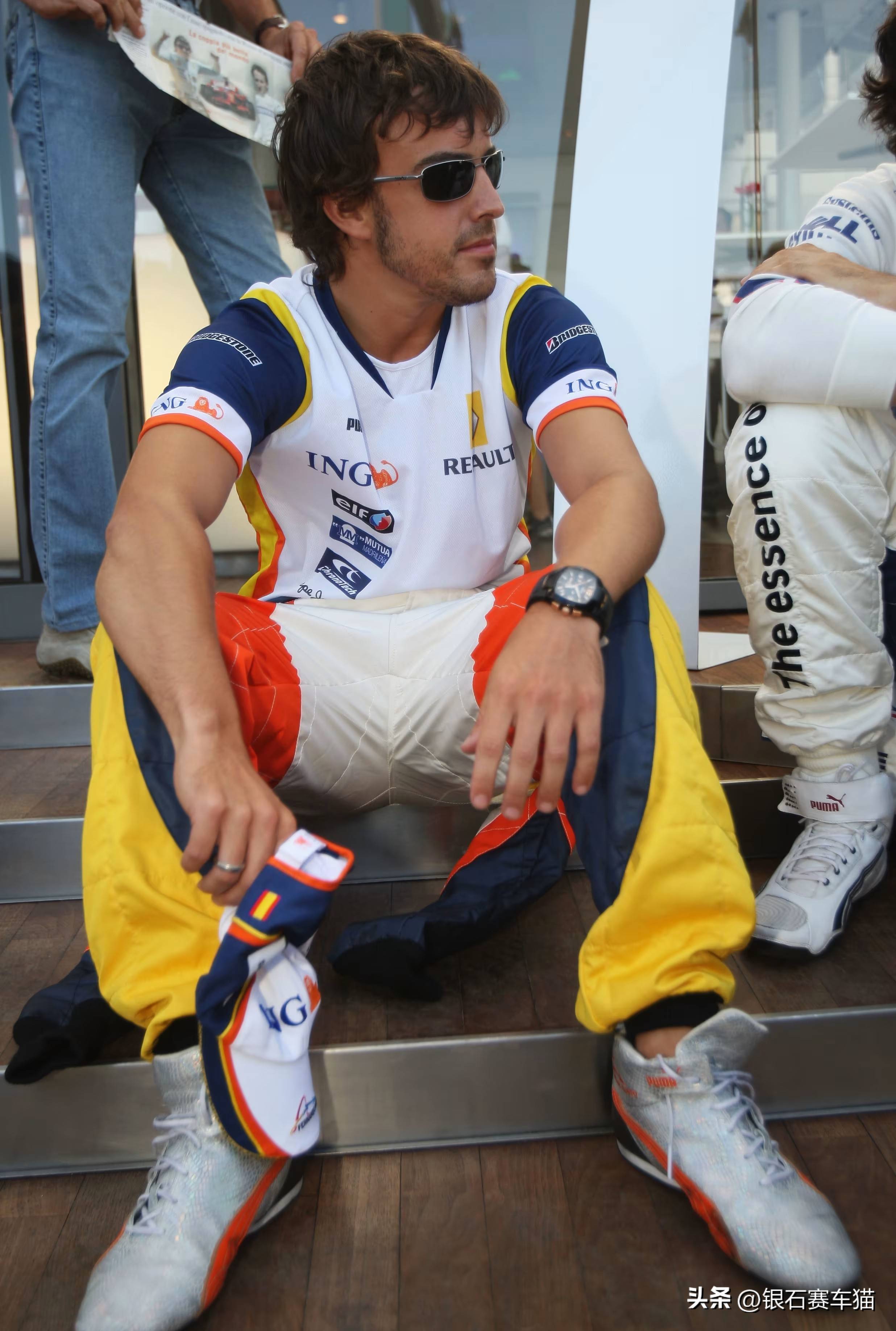 红牛车队完胜红牛二队,阿隆索点燃赛场 红牛车队完胜红牛二队,阿隆索点燃赛场