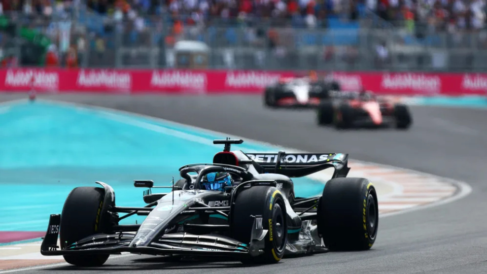 威廉姆斯碾压阿斯顿马丁，拉塞尔统治全场