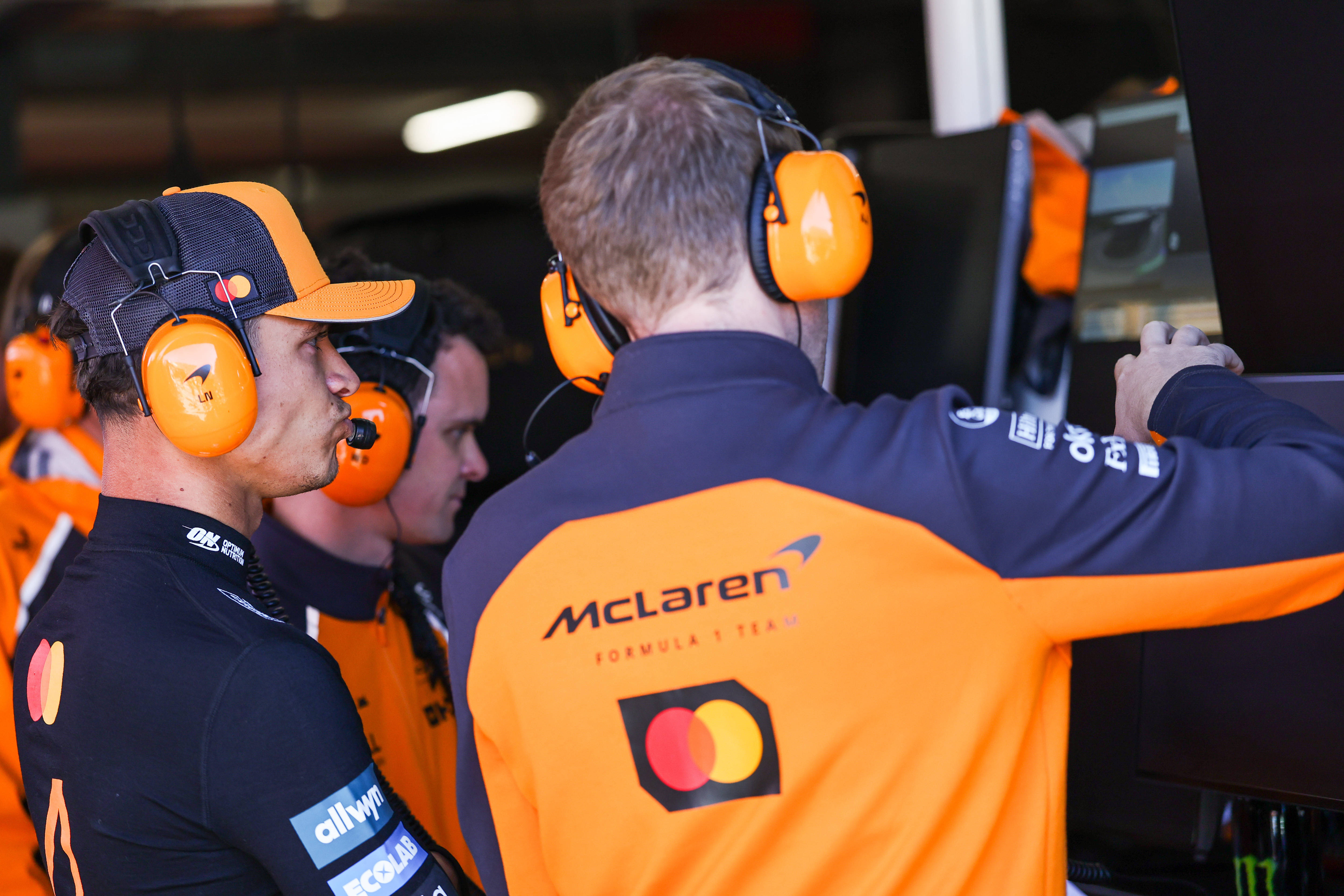 雷诺车队力克迈凯伦，皮亚斯特里带队取胜