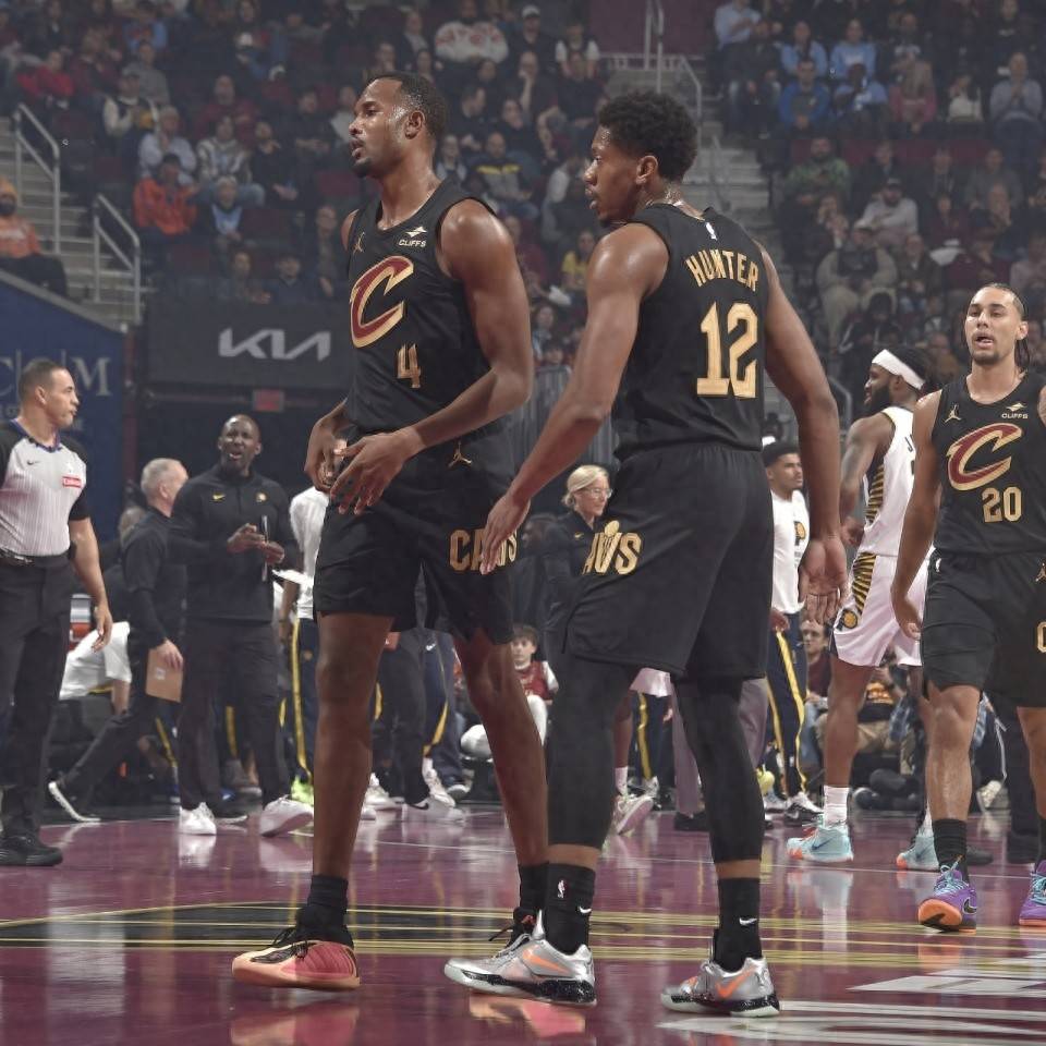 步行者逆转鹈鹕，米切尔扛起全队