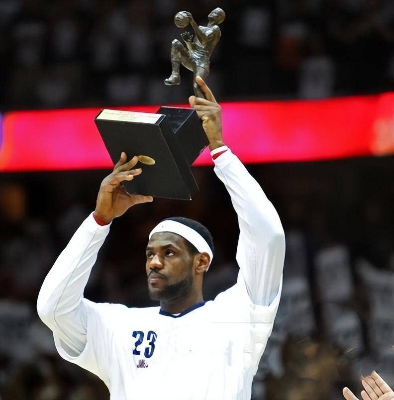 国王轻取魔术，詹姆斯点燃赛场