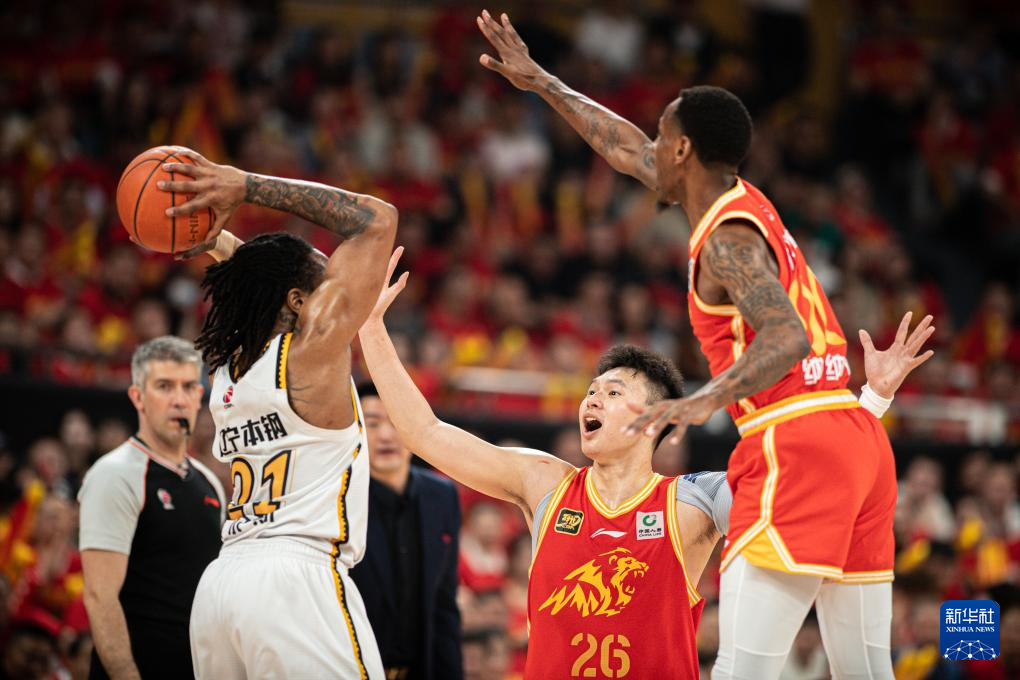 中国篮球职业联赛的重要场次，球迷们屏息以待