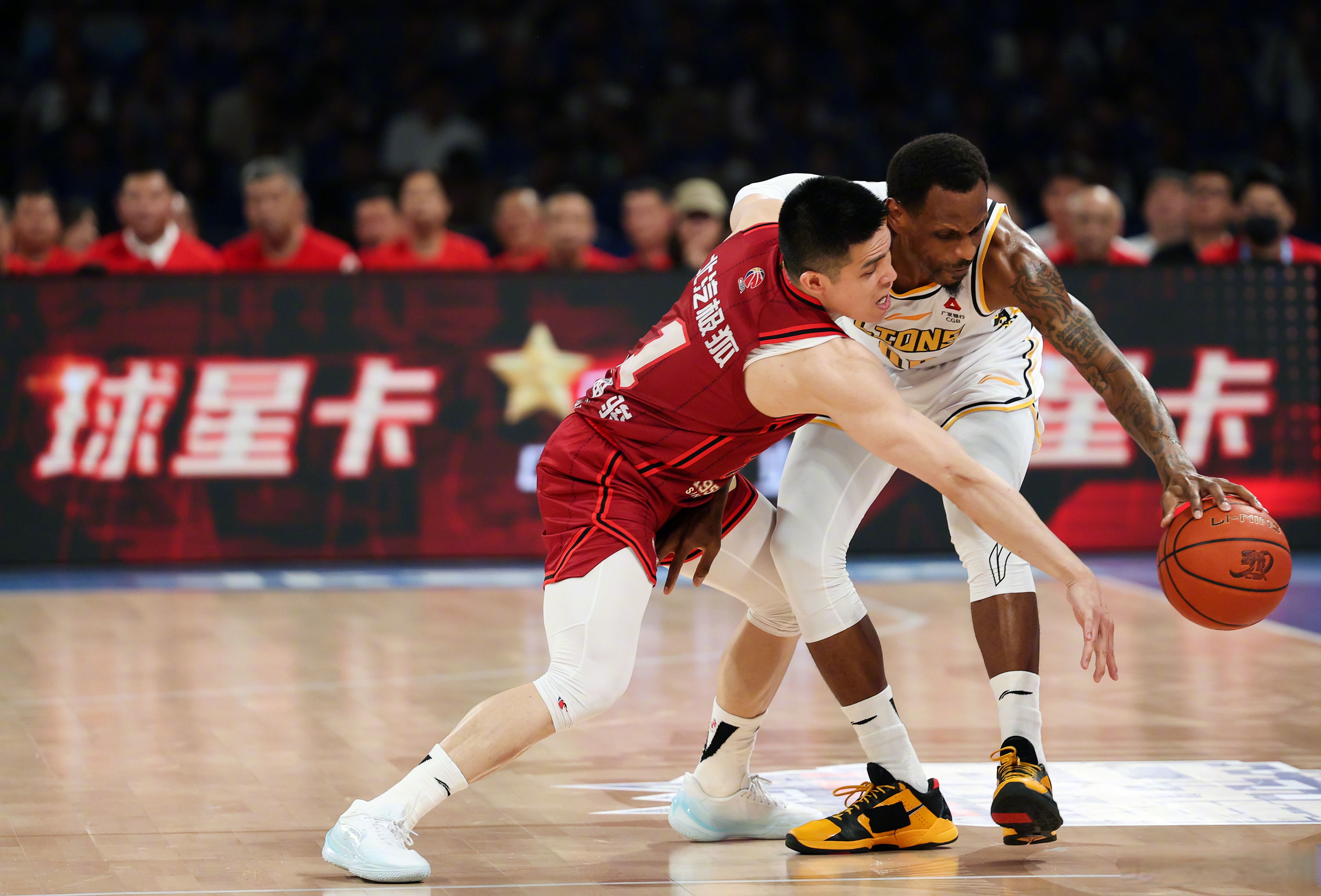 中国篮球职业联赛的重要场次，球迷们屏息以待