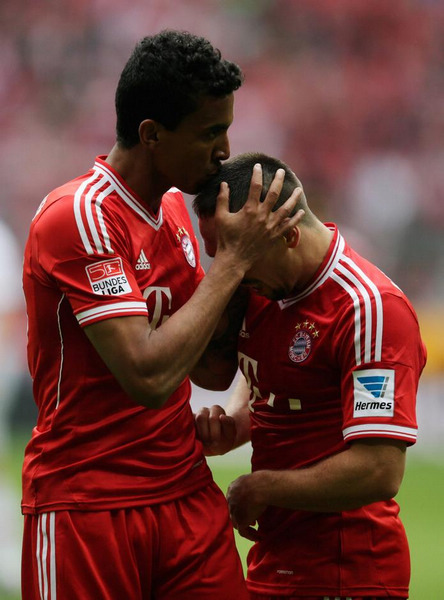 拜仁慕尼黑客场压哨绝杀，高居积分榜首