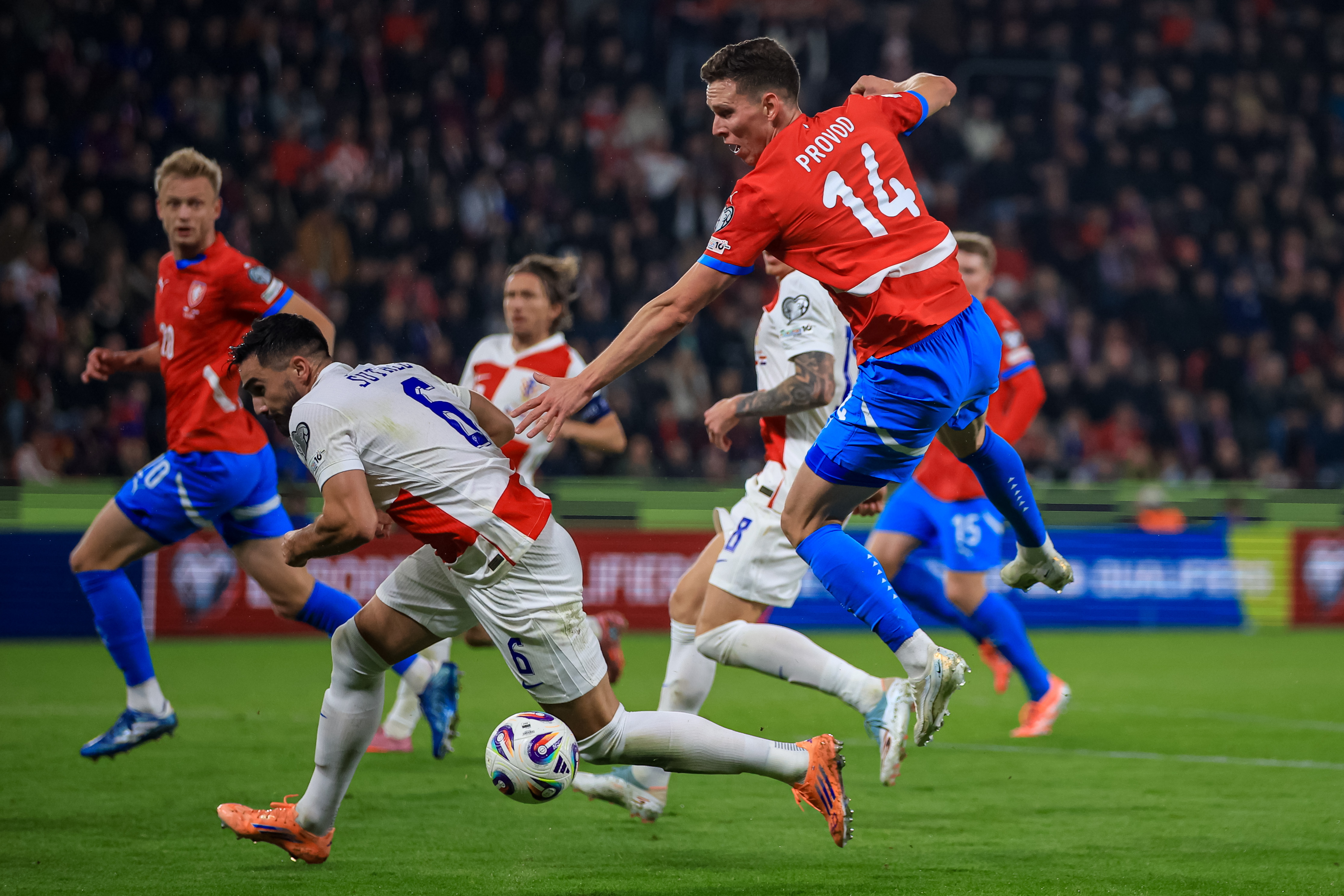 捷克共和国队闯入淘汰赛表现出色