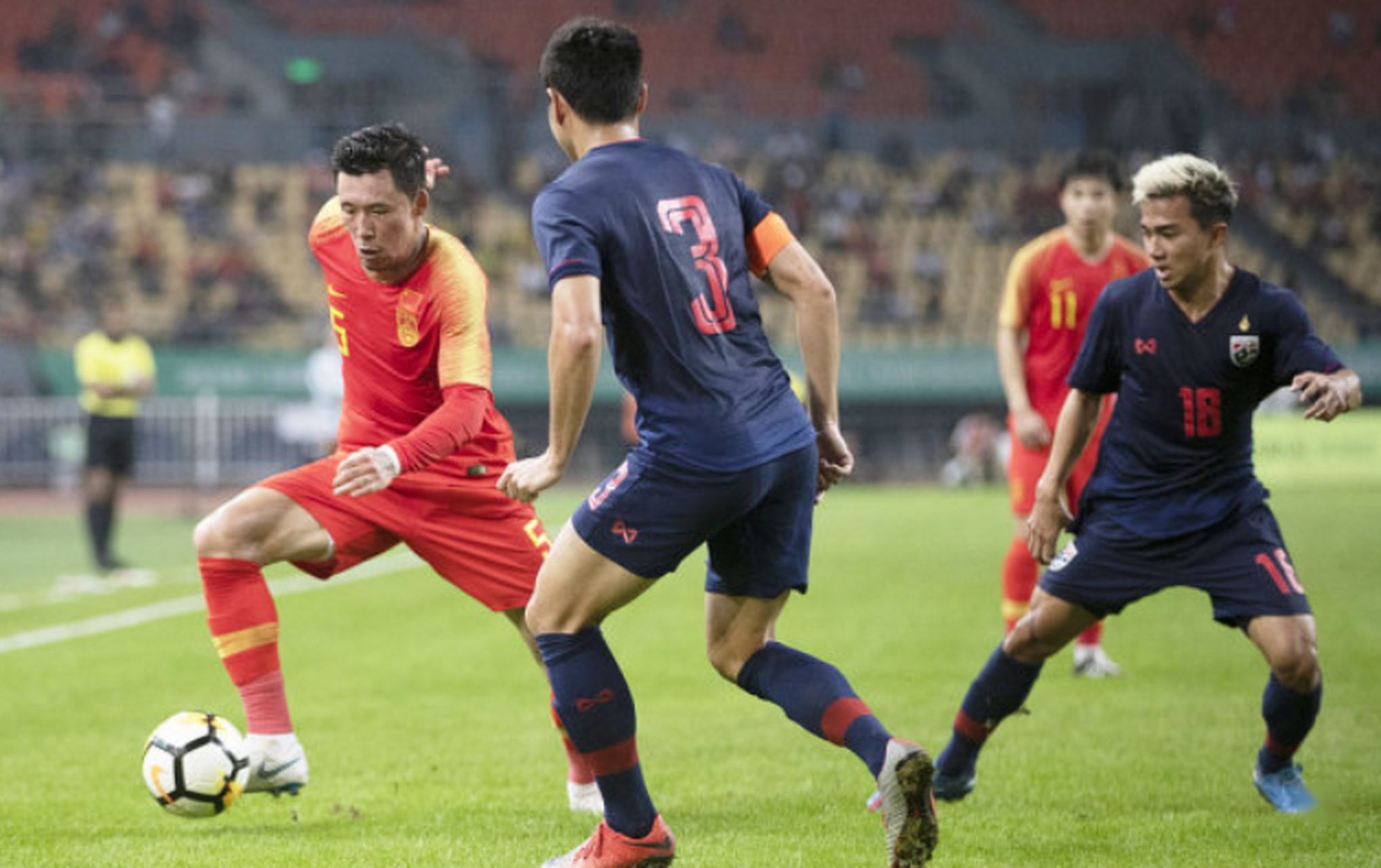 强劲的亚洲足球比赛成为焦点