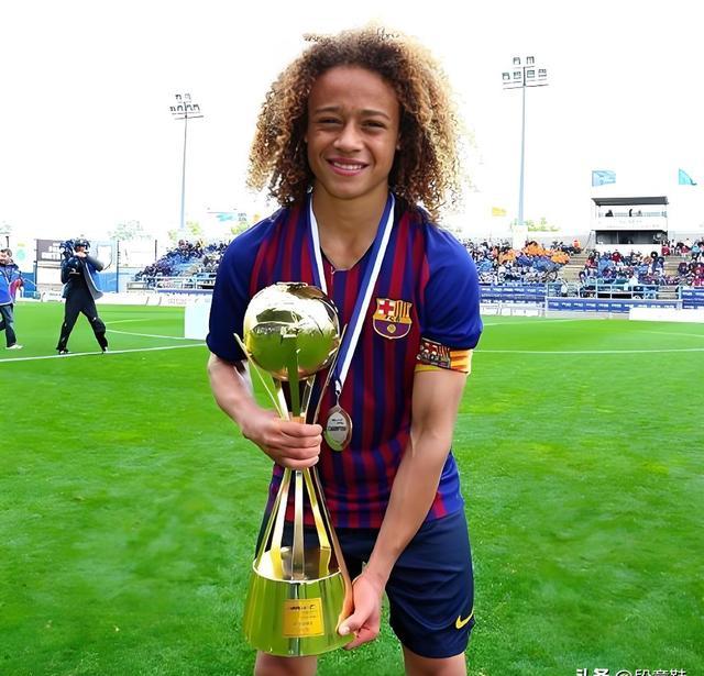 汉堡球员发挥出色，奋力拼搏斩获胜利