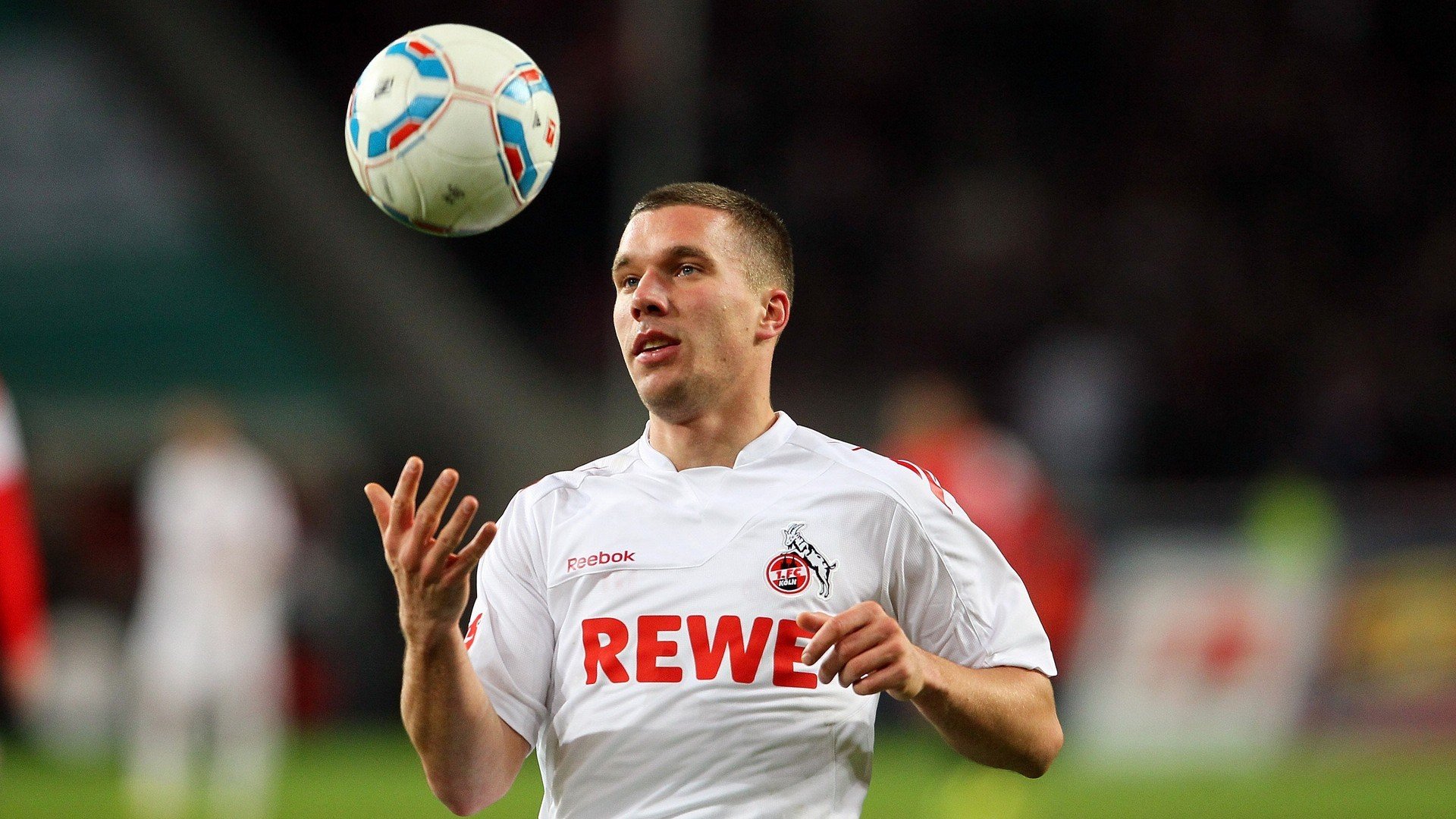 从奥斯梅恩爆发到澳大利亚打穿喀麦隆，个体英雄与团队韧性的双重启示